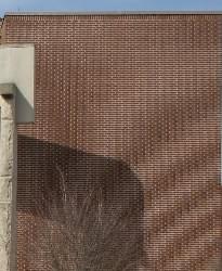 eine Ziegelwand zeigt Wirbeleffekte ähnlich wie Wellen durch das Moiré-Muster